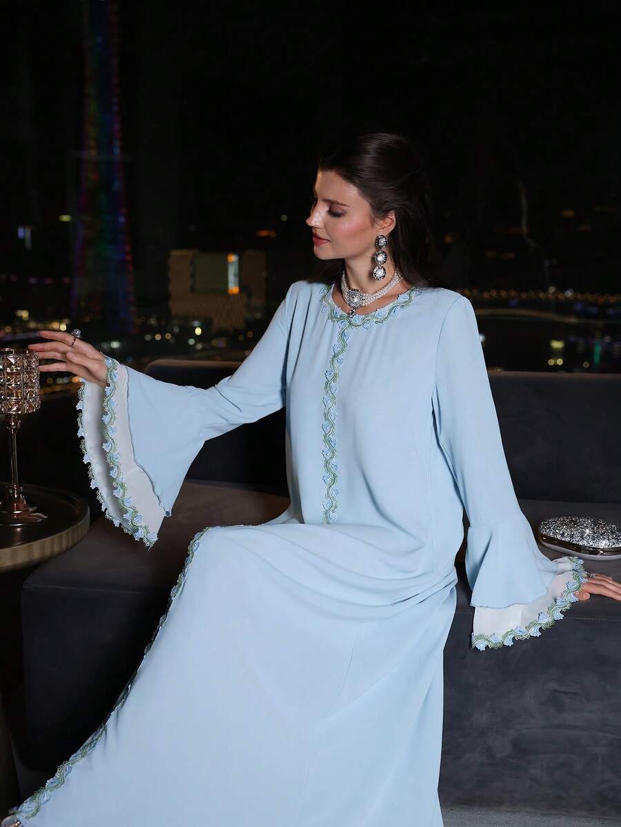 Al Najma 优雅花卉荷叶边喇叭袖修身女士土耳其长袍和阿拉伯传统长裙 - 藍色 - 查看 1