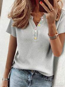 女士休闲纹理T恤，浅灰色罗纹华夫格针织面料，饰以彩色纽扣，是夏季度假的理想之选。也适合作为女士户外穿着、优雅上衣和夏季休闲装。夏季短袖休闲针织衫。 - 淺灰色 - 查看 1