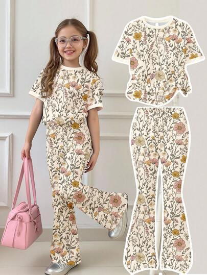 蜜桃色，时尚优雅的波西米亚碎花图案，少女休闲简约舒适圆领短袖T恤搭配喇叭裤两件套，适合春夏日常穿着、居家、运动、农场、返校季等场合。