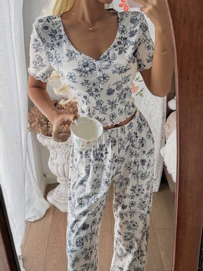 SHEIN Conjunto de pijama de mujer con cuello en V ajustado, decoración de botones y mangas cortas con estampado floral romántico