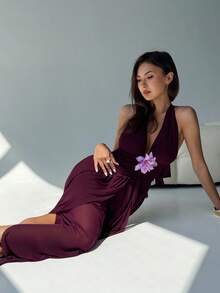 Aloruh 新款马卡龙奶油黄性感露背深V领系带褶皱腰身飘逸不对称下摆花卉装饰度假风中长连衣裙 - 中紫紅色 - 查看 8