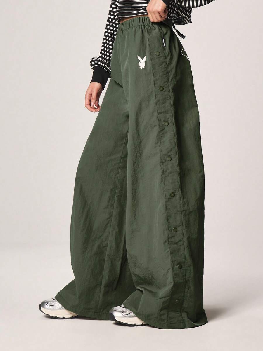 Missguided x Playboy Pantalones palazzo de pierna ancha con cintura alta, botones a presión y estampado de logo en color oliva para mujer - Verde militar - Ver 1