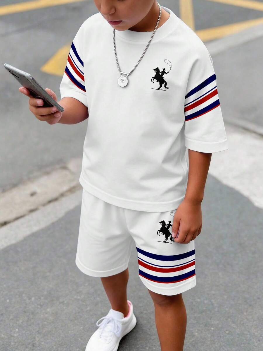 SHEIN 儿童两件套青少年男童休闲舒适时尚简约圆领白色短袖T恤和短裤套装，经典校园风，酷炫条纹印花，超大剪影骑士牛仔小马标志印花，适合春夏穿着