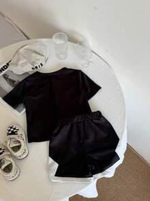 Playful Pals 男婴时尚街头运动球衣风格短袖T恤和短裤套装 - 黑色 - 查看 2