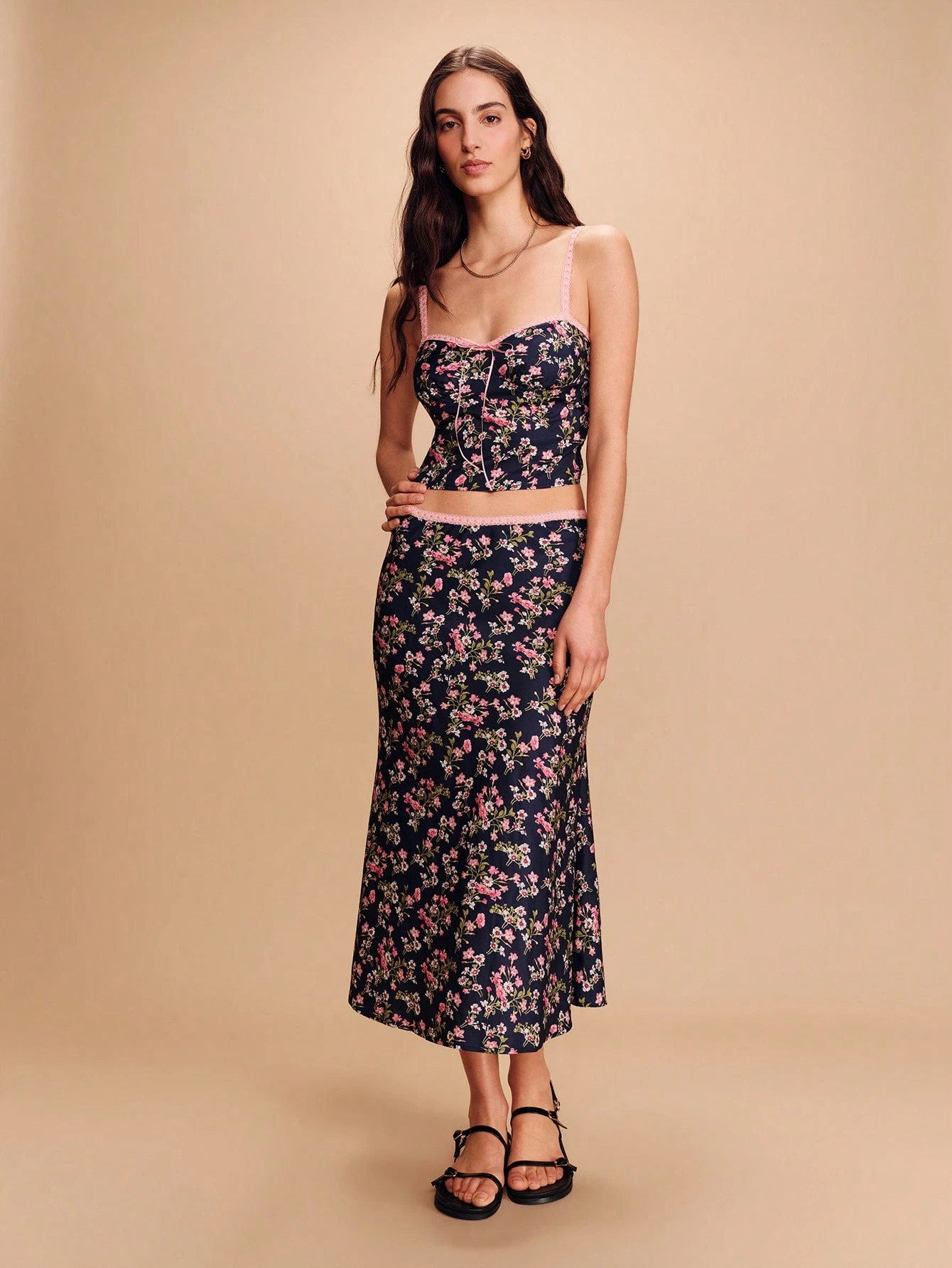 Top de tirantes con estampado floral vintage de primavera y verano, con ribete de encaje rosa. Estilo primavera-verano, estilo francés, estilo parisino, estilo resort para mujer. Top corto floral, top corto con flores, blusas de verano con estampado floral.