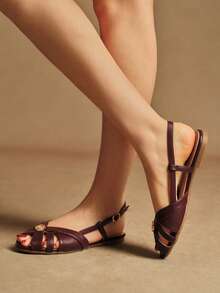 Rosivie 法式优雅麂皮山茶花搭扣女士凉鞋，圆头平底，镂空后跟带，时尚沙滩及通勤度假鞋 - 酒紅色 - 查看 3