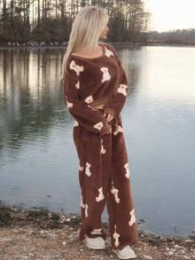 Sydney Algeri 女款卡通熊图案抓绒斜肩卫衣和裤子套装，秋冬 - 棕色 - 查看 5