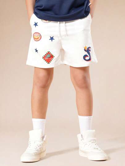 SUMWON Pantalones cortos de verano casuales para niños con cordón en la cintura, longitud hasta la rodilla, con parches estampados y gráficos con estrellas