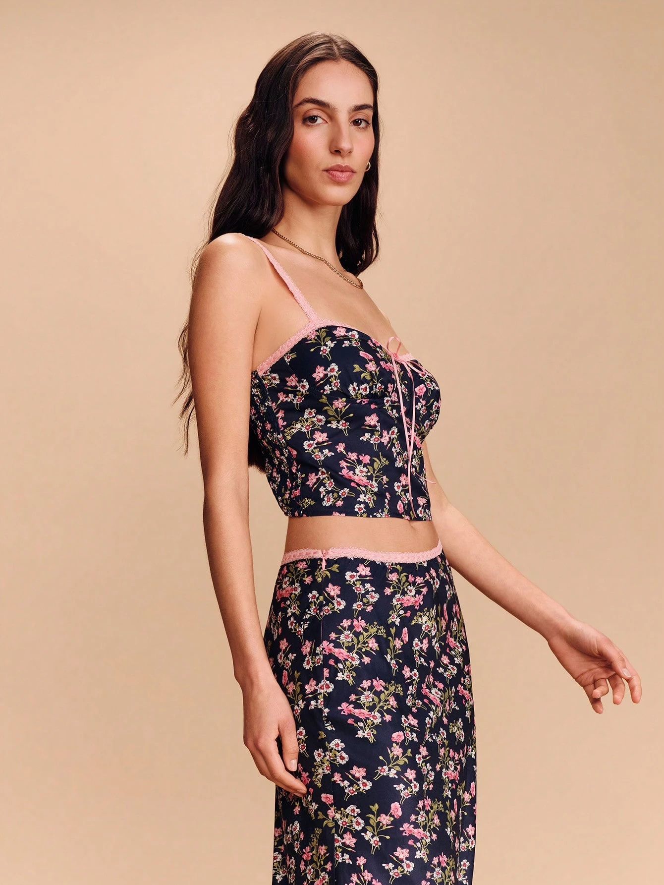 Top de tirantes con estampado floral vintage de primavera y verano, con ribete de encaje rosa. Estilo primavera-verano, estilo francés, estilo parisino, estilo resort para mujer. Top corto floral, top corto con flores, blusas de verano con estampado floral.