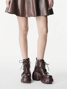 ROMWE Grunge Punk Giày sandal cao gót nữ ~ Thời trang mới 2026 Thu Đông phong cách Punk màu nâu PU mũi tròn khóa đinh tán buộc dây phía trước, tăng chiều cao bên trong, bốt cưỡi ngựa đa năng, bốt cổ ngắn nữ, bốt đế dày dáng muffin tăng chiều cao, bốt cỡ trung bình nữ - màu nâu - Xem 2
