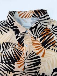 Manfinity Swimmode 男士全印花纽扣短袖衬衫搭配纯色侧袋短裤沙滩套装 - 彩色 - 查看 4