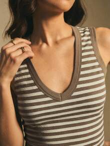 Poéselle Áo tank top nữ cổ chữ V in họa tiết kẻ sọc, dáng ôm, thích hợp mặc mùa hè. - Lạc đà - Xem 4