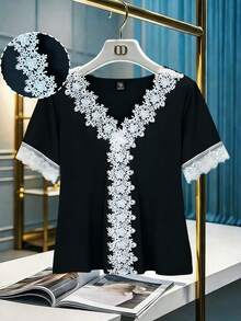 GlowEve CURVE 女士加大码V领拼接蕾丝短袖宽松直筒休闲T恤，舒适时尚，适合日常穿着、工作和外出，春夏皆宜，也适合派对和海滩。黑色蕾丝边饰针织上衣，优雅大方。 - 黑色 - 查看 4