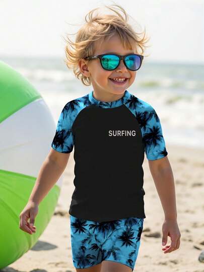 SHEIN Conjunto de ropa de baño informal para niño pequeño con camiseta de manga corta y cuello redondo holgada, y pantalones cortos. Diseño clásico y fresco con estampado de palmeras tropicales, adecuado para surf, natación, vacaciones y playa.