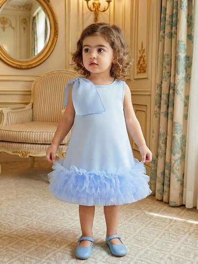 女婴纯色圆领A字连衣裙，饰有3D蝴蝶结。多层薄纱荷叶边下摆，优雅可爱，搭配同色系3D蝴蝶结，A字廓形适合各种宝宝体型。无论是日常出行、休闲穿着还是正式场合，都能让您的小公主成为众人瞩目的焦点。妈妈们精心挑选的理想时尚单品。