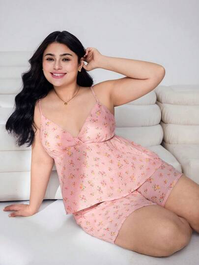 Solflare Plus Size Women Summer Casual Vacation Ditsy Floral Babydoll Cami Top & Shorts Set