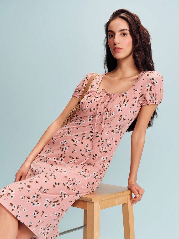 Vestido midi ajustado con estampado y busto fruncido