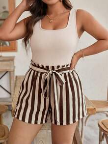 SHEIN Frenchy Bộ đồ cỡ lớn phong cách thường ngày đi nghỉ mát gồm áo tank top cổ vuông màu trơn và quần short in họa tiết thắt eo. - Nhiều màu - Xem 5