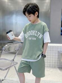 SHEIN Little Byeori 2件套男童休闲韩版宽松字母印花圆领短袖T恤短裤套装，适合通勤、上学、日常休闲、运动、春夏穿着。 - 綠色 - 查看 6