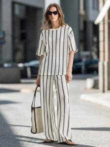 Ontre 2026春夏新款女士两件套，黑白竖条纹针织镂空Polo领上衣搭配松紧腰裤，现代优雅的婚礼宾客装扮，简约浪漫的法式奢华都市时尚商务休闲办公服饰，低调奢华的质感，都市通勤、机场、邮轮、中东旅行必备单品，四季皆宜的高级婚礼系列女士两件套。 - 黑與白 - 查看 8