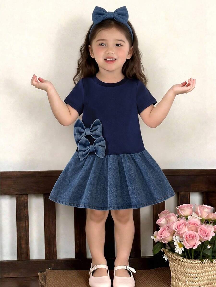SHEIN Playful Pals 女婴简约甜美可爱连衣裙，夏季款，蓝色针织拼接牛仔蝴蝶装饰娃娃裙，适合日常、休闲、度假穿着