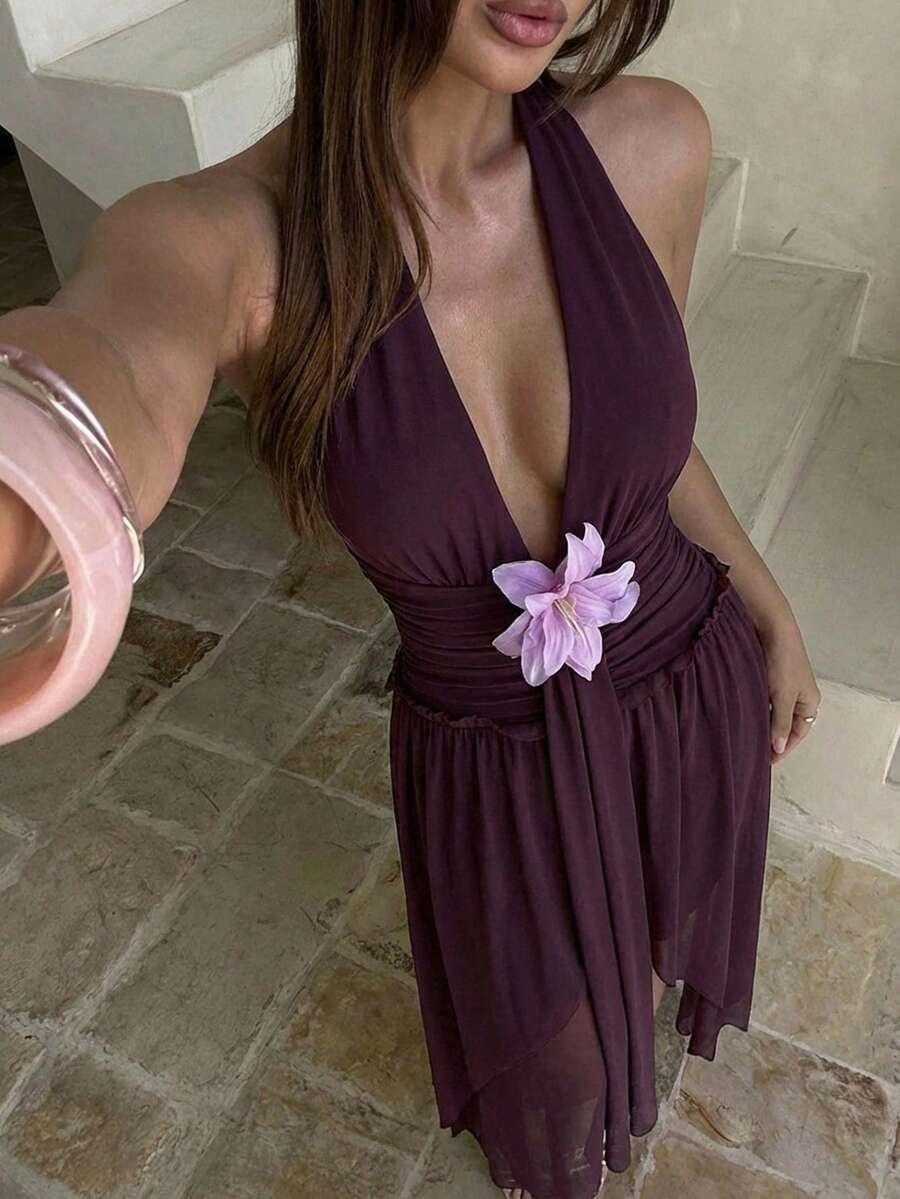 Aloruh 新款马卡龙奶油黄性感露背深V领系带褶皱腰身飘逸不对称下摆花卉装饰度假风中长连衣裙 - 中紫紅色 - 查看 1