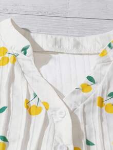 SHEIN Clasi Áo kiểu nữ mùa hè thoải mái, thích hợp đi làm, đi nghỉ mát, in hình quả anh đào, cổ chữ V, tay áo xếp ly, dáng rộng. - Vàng nhạt - Xem 3