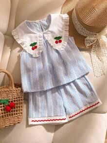 SHEIN Elladie kids Bộ 2 món cho bé gái mùa hè, áo vest dáng rộng kẻ caro cổ búp bê viền bèo trang trí quả anh đào và quần short ống đứng viền thêu, màu xanh dương, phong cách đồng quê ngọt ngào thường ngày. - Màu xanh lam - Xem 4
