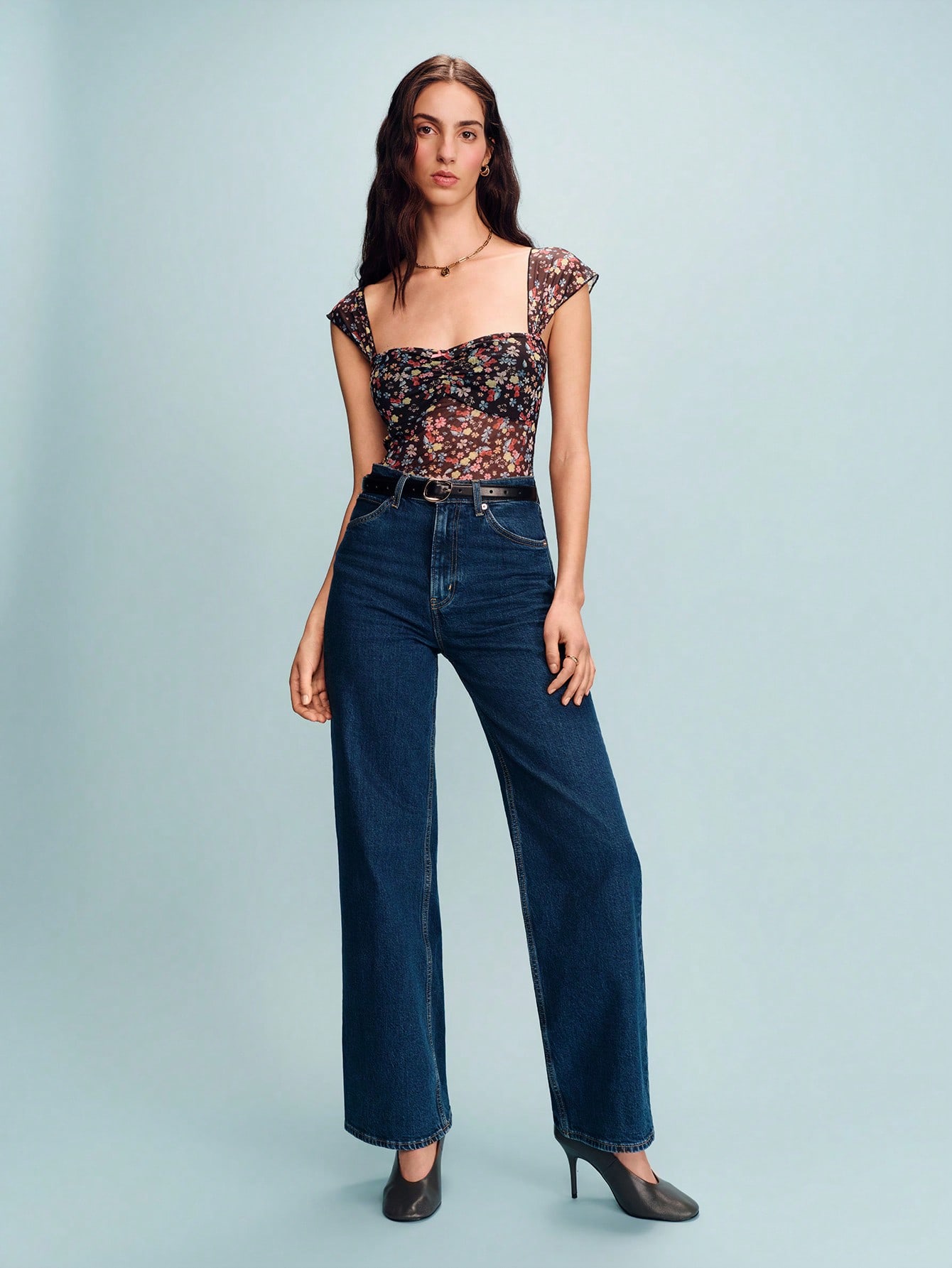 Maglietta nera con motivo floreale, scollo quadrato, arricciature e dettagli con fiocco, stile carino