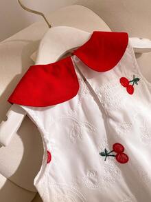 SHEIN 1件女童夏季新款刺绣樱桃图案红色彼得潘领3D樱桃无袖A字连衣裙，甜美田园简约百搭时尚连衣裙 - 紅色 - 查看 3