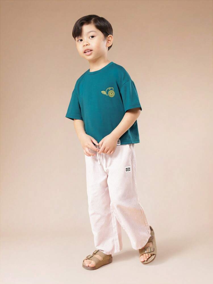 Completo maglietta con stampa di limoni e pantaloni a righe