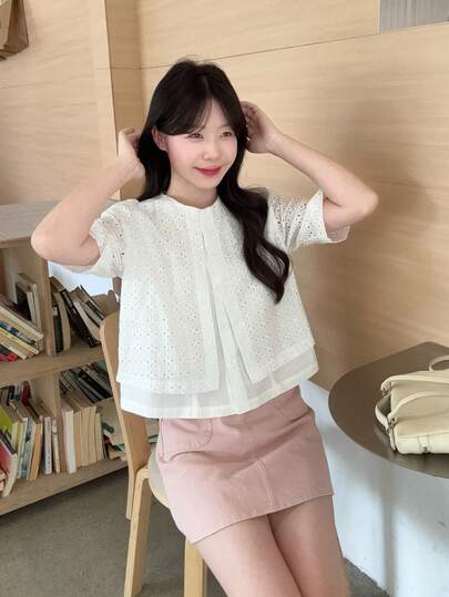 DAZY Blusa de mujer blanca con diseño calado de manga corta, diseño único, elegante top de verano