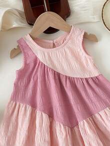 SHEIN Vestido Rosa de Retalhos em 3 Camadas para Bebês Meninas, Saia de Bolo com Bainha Franzida Contrastante, Vestido Casual de Princesa Fofo e da Moda - Multicolorido - Visão 7