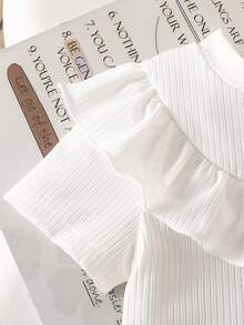 SHEIN Explorewe Conjunto de 2 piezas para niñas pequeñas con blusa de punto acanalado con volantes y decoración de lazo, falda-pantalón corta con abertura y perlas - Blanco y Negro - Ver 5