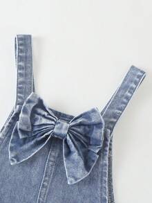 SHEIN ChillGRL Quần yếm denim đa năng thời trang cho bé gái, màu xanh denim trung bình cổ điển, trang trí nhiều nơ hồng thêu, thiết kế nơ lớn ở ngực, ống quần rộng thẳng, chất vải mềm mại và thoải mái, phù hợp cho mặc hàng ngày, đi học, đi làm, mùa xuân/hè/thu/đông. Bộ áo liền quần thường ngày cho bé gái, quần jean màu xanh nhạt, bộ áo liền quần denim cho bé gái. - Rửa nhẹ - Xem 5