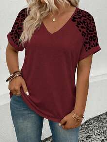 EMERY ROSE Kaos Wanita Ukuran Plus Terbaru 2025, Model Kasual Motif Leopard, Leher V, Longgar, Nyaman, Lengan Pendek. - Burgundy - View 5