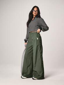 Missguided x Playboy Pantalones palazzo de pierna ancha con cintura alta, botones a presión y estampado de logo en color oliva para mujer - Verde militar - Ver 4