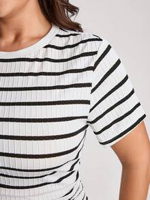 Comfylo Camiseta casual de mujer talla grande con cuello redondo, manga corta, a rayas y plisada - Blanco y Negro - Ver 6