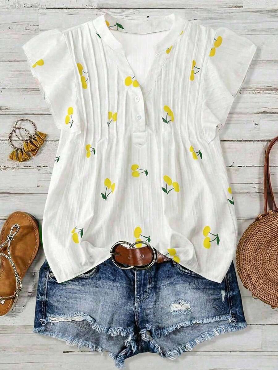 SHEIN Clasi Áo kiểu nữ mùa hè thoải mái, thích hợp đi làm, đi nghỉ mát, in hình quả anh đào, cổ chữ V, tay áo xếp ly, dáng rộng. - Vàng nhạt - Xem 1