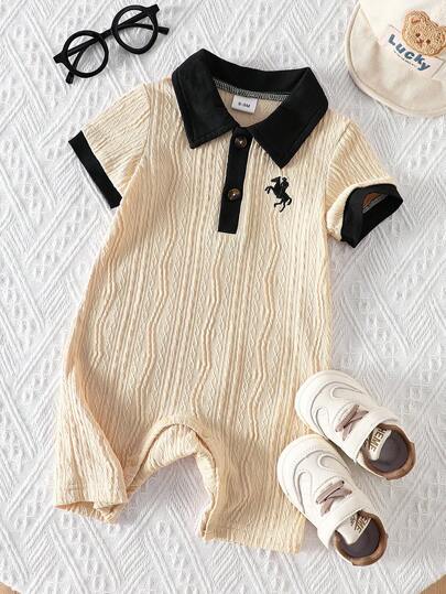 男女通用婴幼儿0-3岁柔软舒适提花面料撞色针织Polo领短袖连体衣，适合度假、居家和夏季户外活动。