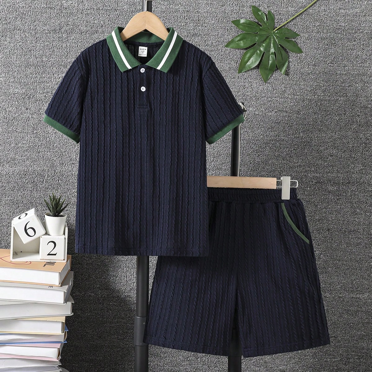 Set de 2 piezas de top de manga corta y pantalones cortos con ribete de contraste para niños pequeños