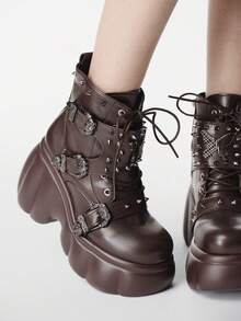 ROMWE Grunge Punk Giày sandal cao gót nữ ~ Thời trang mới 2026 Thu Đông phong cách Punk màu nâu PU mũi tròn khóa đinh tán buộc dây phía trước, tăng chiều cao bên trong, bốt cưỡi ngựa đa năng, bốt cổ ngắn nữ, bốt đế dày dáng muffin tăng chiều cao, bốt cỡ trung bình nữ - màu nâu - Xem 3
