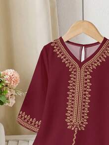 SHEIN 优雅复古独特高贵女童长款卡夫坦连衣裙，金色蕾丝印花，枣红色，适合春夏、节日、优雅女士穿着，阿拉伯风格长袖V领宽松连衣裙，适合庆祝活动、日常穿着、外出、假日穿着。 - 彩色 - 查看 4