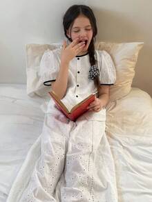 DAZY 少女花卉刺绣圆领花瓣袖纽扣上衣和裤子睡衣套装 - 米色 - 查看 8