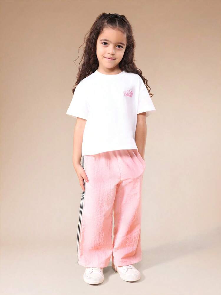 Conjunto informal de niña con camiseta teñida anudada y pantalones de pierna ancha con estampado gráfico y eslogan "Main Character Energy", conjunto de dos piezas