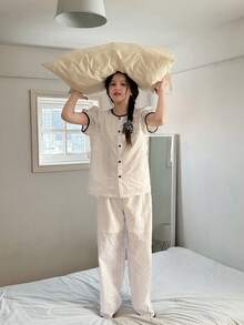 DAZY 少女花卉刺绣圆领花瓣袖纽扣上衣和裤子睡衣套装 - 米色 - 查看 4