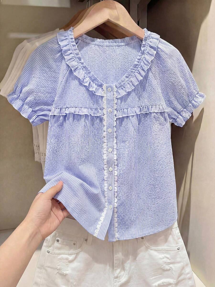 SHEIN Frenchy Áo sơ mi tay ngắn dáng rộng, họa tiết kẻ sọc, bèo nhún phía trước, cài nút, kiểu dáng thường ngày. - Xanh và trắng - Xem 1