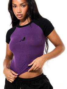 SUMWON WOMEN 撞色插肩短袖露脐婴儿T恤，胸前小图案印花，适合春夏休闲日常穿着 - 紫色 - 查看 1