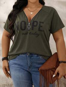 SHEIN LUNE 大码灰色V领短袖T恤，字母印花，半拉链设计，夏季女式上衣，休闲女式T恤，夏季拉链女式上衣，V领女式上衣，复古T恤，印花女式上衣，拉链女式上衣，时尚女式上衣，音乐节女式衬衫，T恤，女式上衣，夏季女式上衣，休闲女式服装，拉链细节上衣 - 橄欖綠 - 查看 6