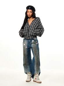 SUMWON WOMEN 水洗牛仔阔腿牛仔裤，饰有徽章贴片，高腰喇叭裤型，复古美国国旗心形别针装饰，做旧风格，节日街头风 - 藍色 - 查看 5